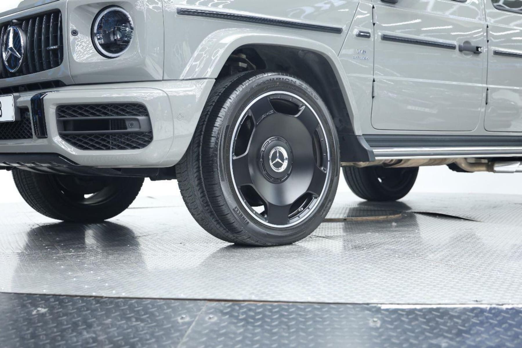 Mercedes-Benz AMG G63 view 13